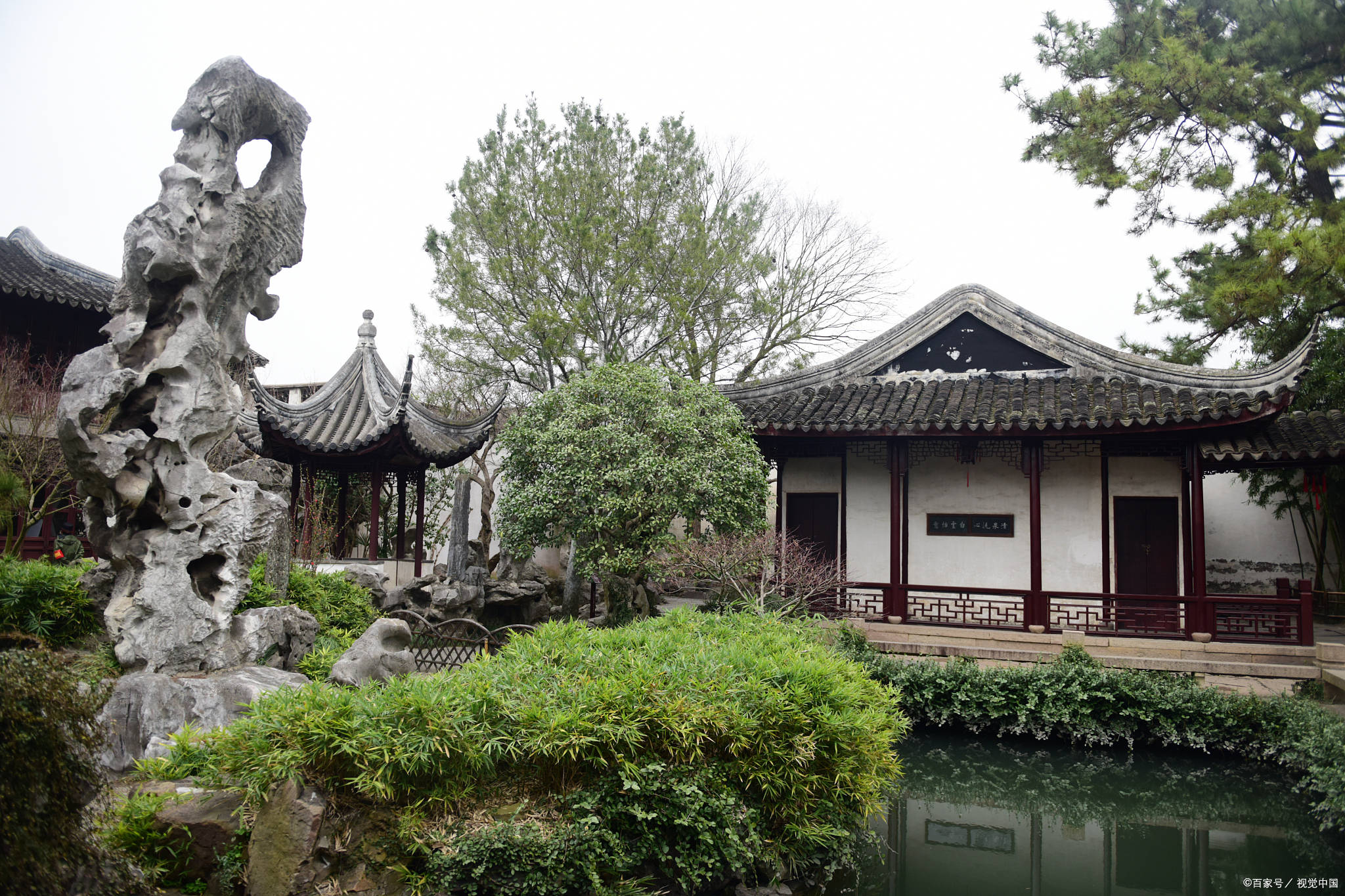 您可以漫步徽园的园林景区,欣赏园内的古典建筑,假山水池和花草树木.