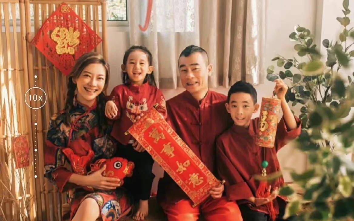 陈小春应采儿晒全家福两儿子酷似春哥翻版hoho长发造型引热议