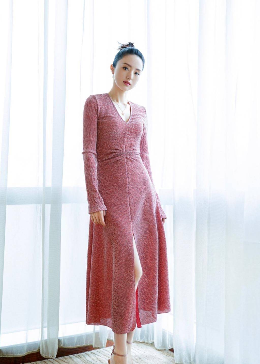 原创董璇晒母女合照白色外套配t恤清爽简单口罩也挡不住高颜值