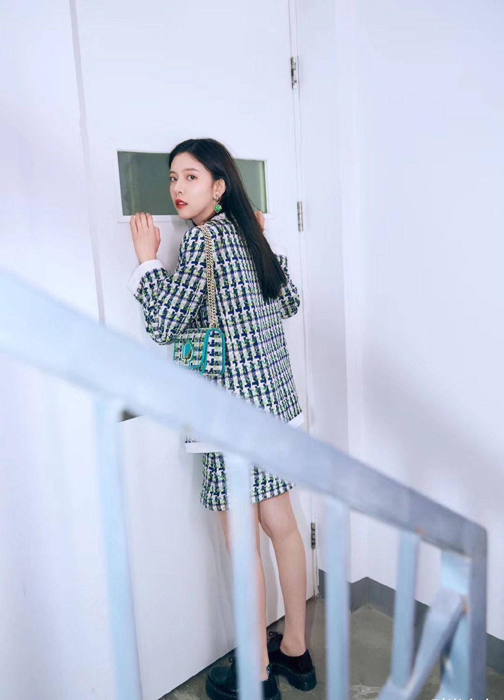 原创宋妍霏曝品牌写真照穿7千8的套装裙配3千6的包复古大气