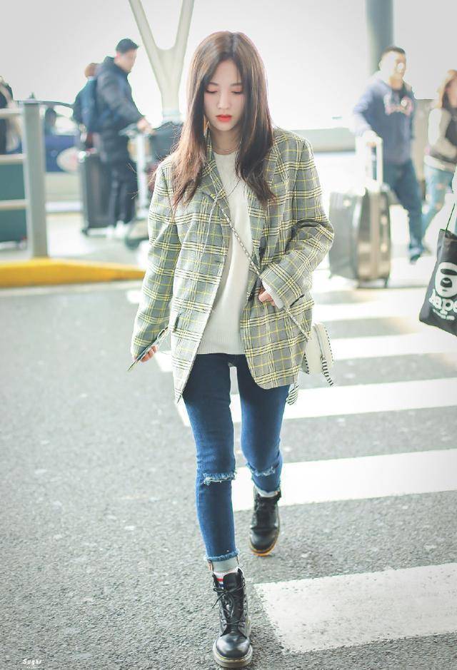 原创看错鞠婧祎的美穿复古丝绒裙大肆玩妩媚时尚眼神令直男心醉