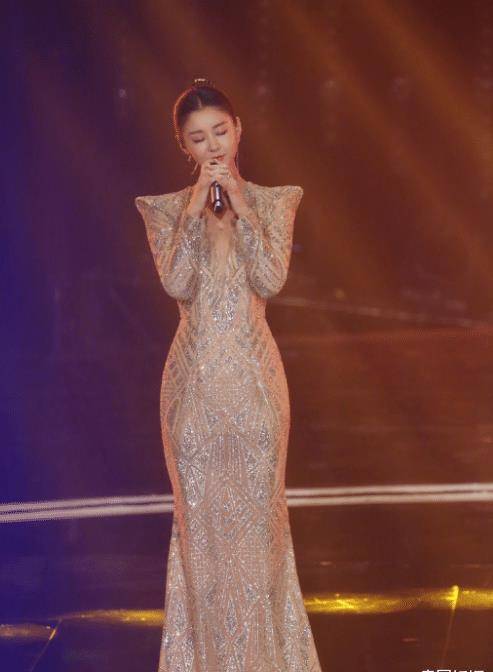 原创李小萌扎丸子头黑板画画画功了得似老师眉清目秀少女感爆棚