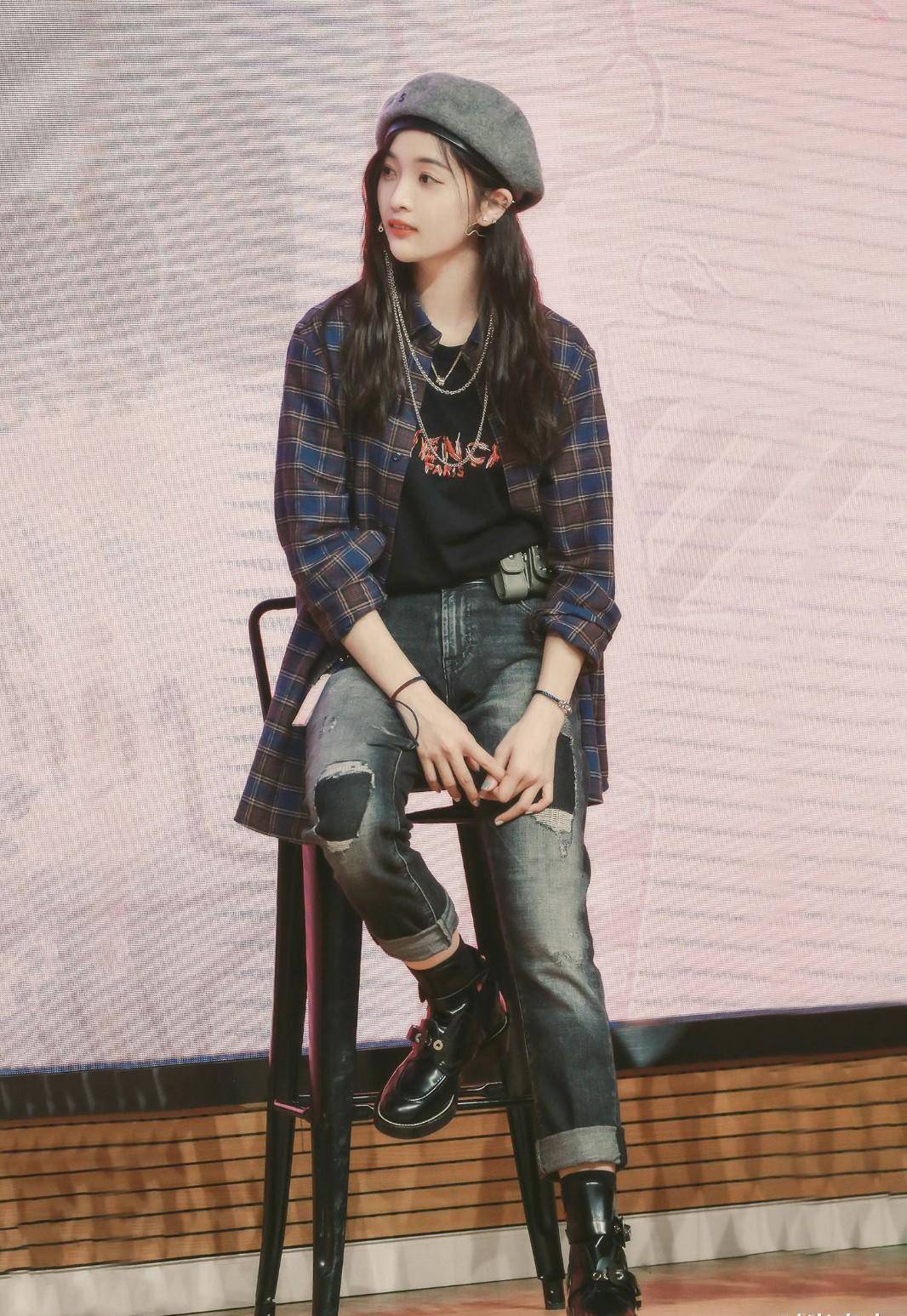 吴宣仪写真照曝光,穿牛仔拼接纱裙大秀美腿,配白t变清新少女