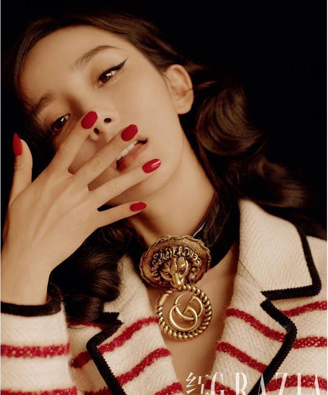 原创封面女王杨幂穿金银丝线连衣裙配香芋紫手套造型超时髦