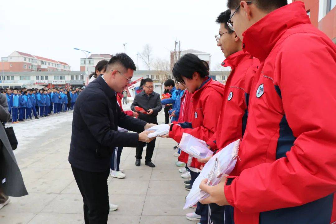 国能神东煤炭生产服务中心在伊金霍洛旗第一中学开展圆梦助学活动