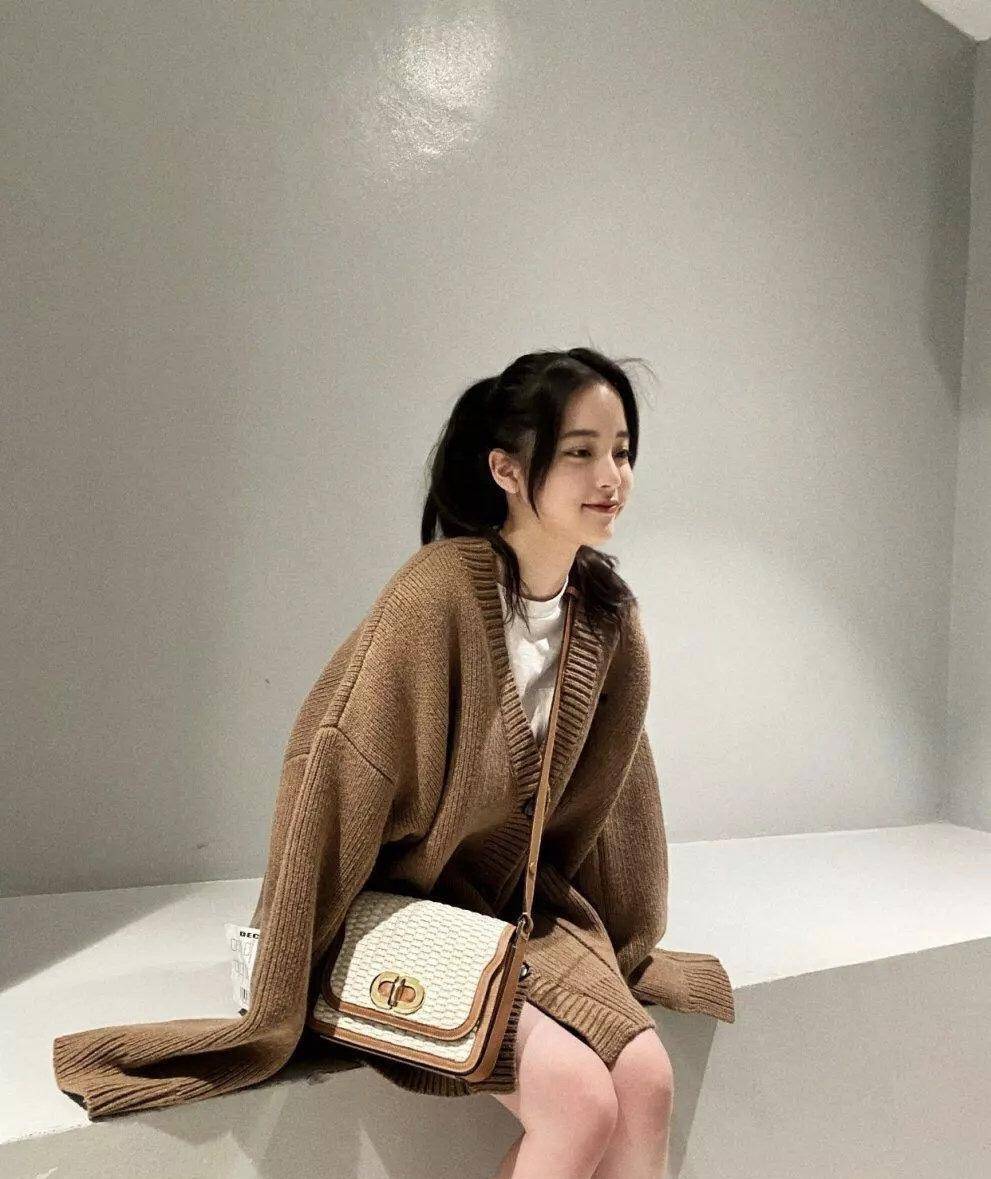 原创欧阳娜娜的校园风穿搭火了学生党照着学时尚百搭易上手