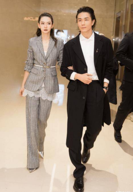 原创有种基因叫戚薇女儿5岁学妈妈化妆最新自拍照太可爱