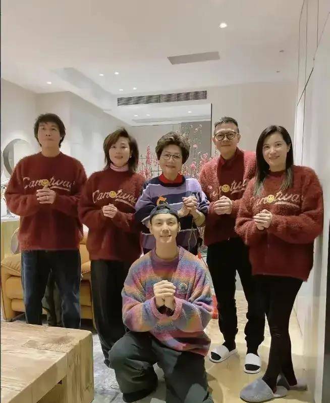 陈伟霆大年初一晒和妈妈朋友一起吃饭的合影,妈妈年轻像姐弟!