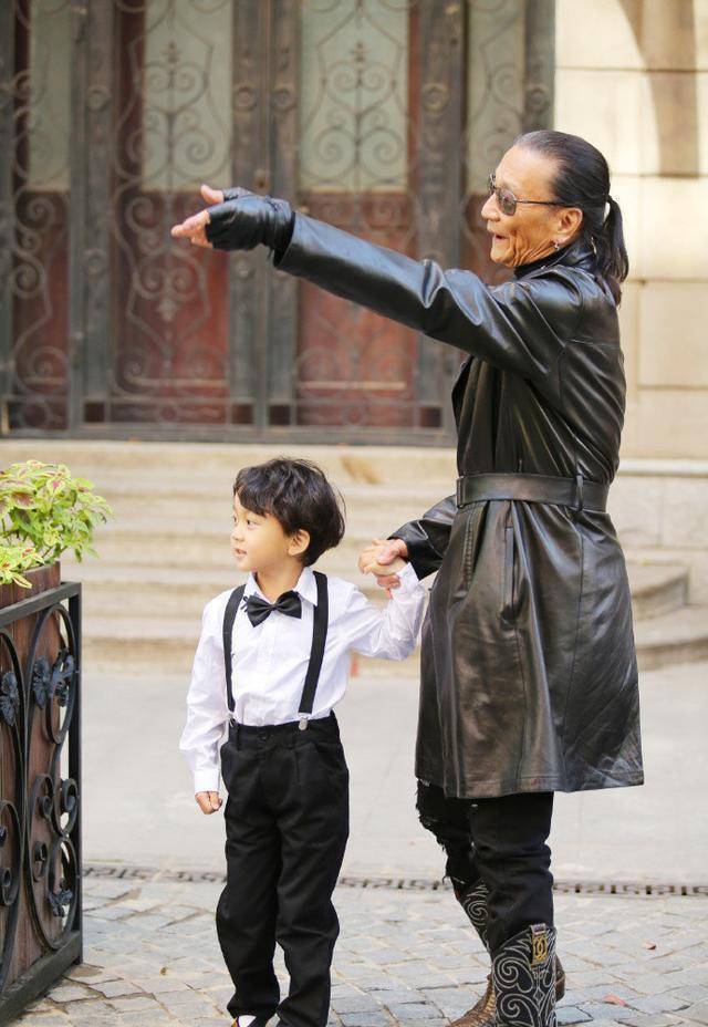 83岁谢贤活成男人榜样!穿工装衫精神抖擞,健硕身材引迷妹尖叫!