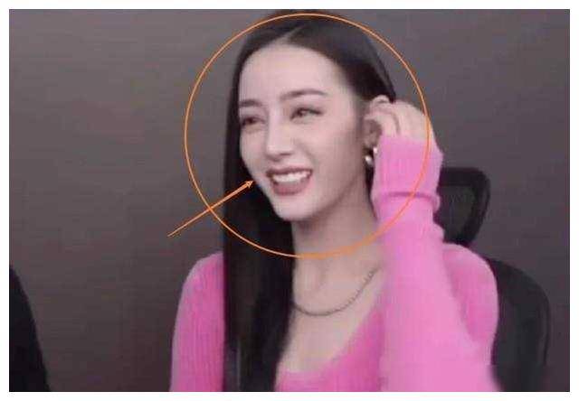 迪丽热巴难得自曝无滤镜自拍表情怪怪的