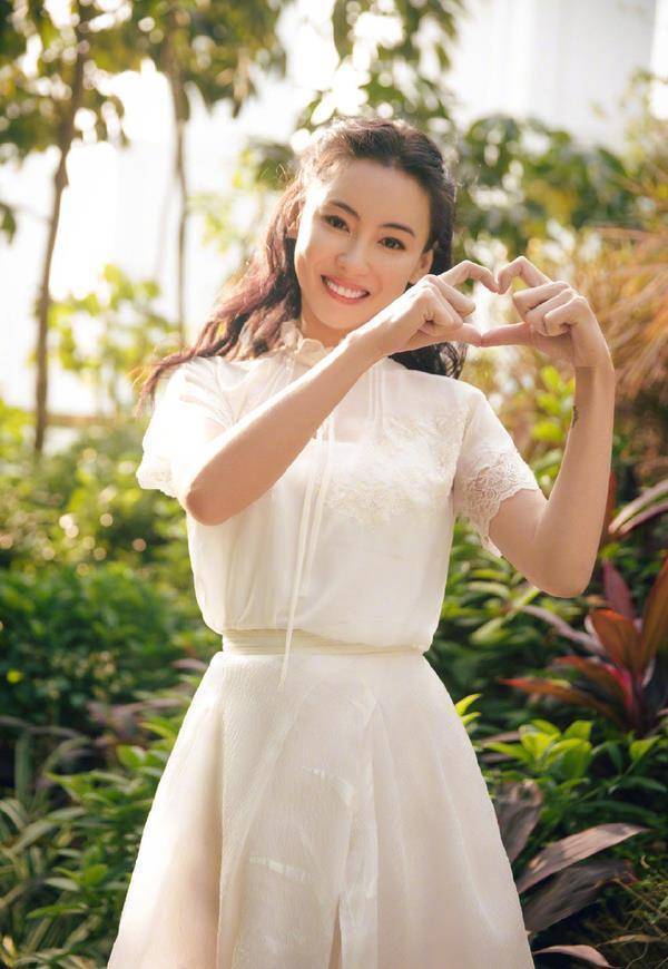 原创40岁小林青霞晒春日美照穿白裙比心似少女回眸一笑不见一丝皱纹