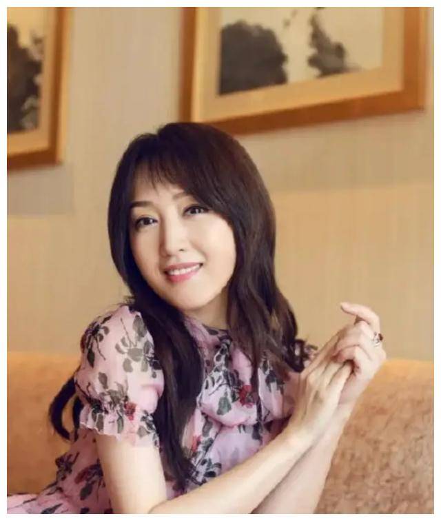 48岁杨钰莹肉体争议再起网友热议情色交错