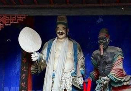 "无常"就是勾拿生魂的鬼差,谁家里死了人,他们就来勾走死者魂魄,带到