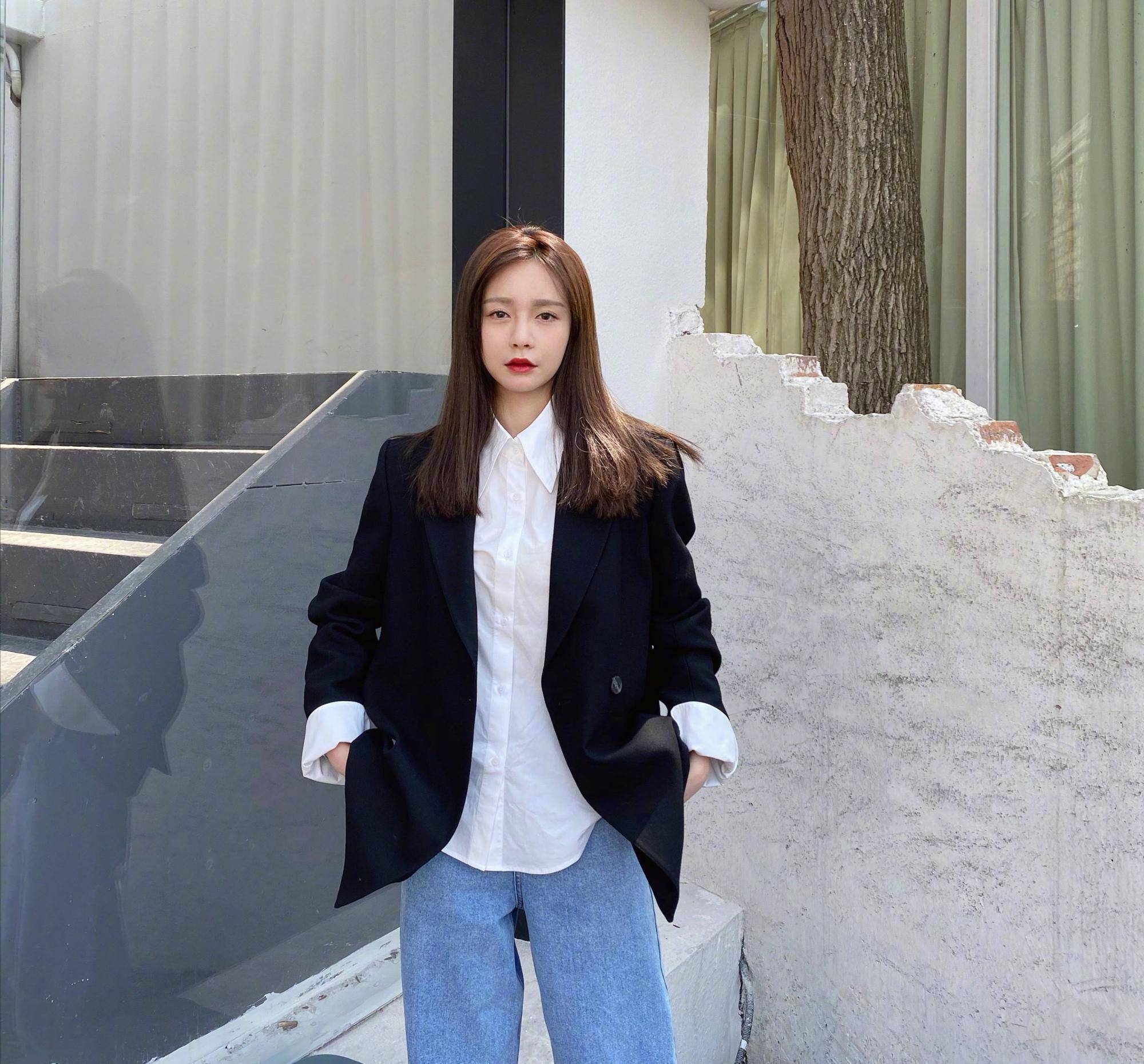 原创沈梦辰晒春游照薰衣草紫针织衫搭牛仔裤清新甜美30岁像18岁