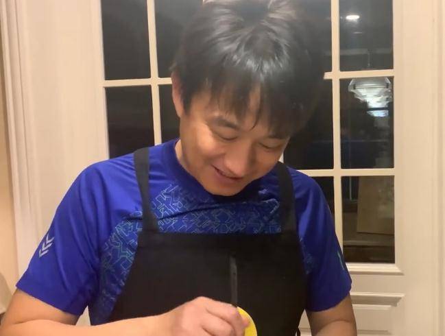 原创孙莉忙完工作深夜回家黄磊给她做了油鸡枞酸辣面