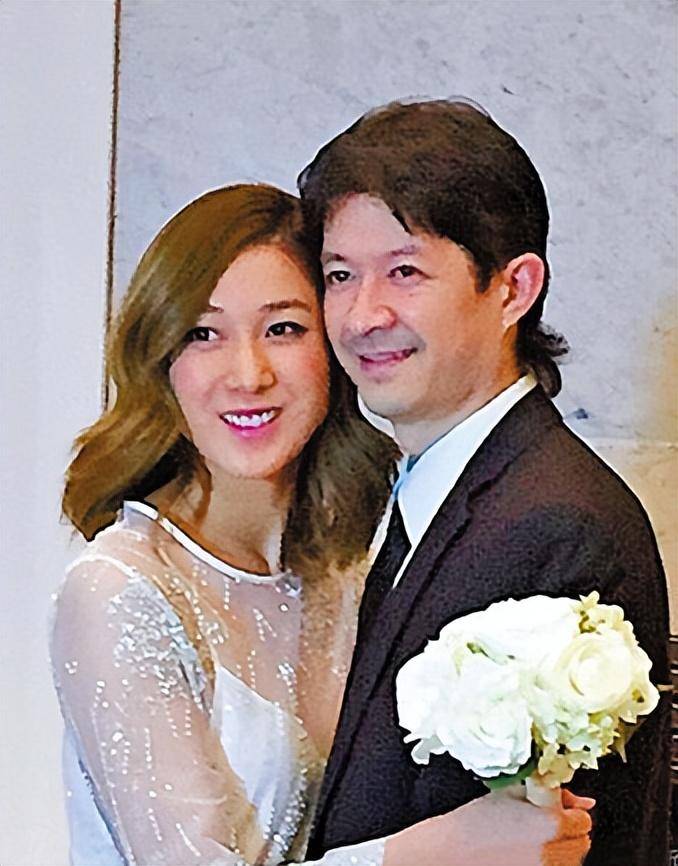 钟嘉欣与老公在马尔代夫度假,结婚8年依旧甜蜜如初