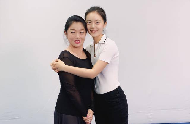 赵今麦旧照翻红素颜难掩惊艳网友感叹不愧是星圈学霸