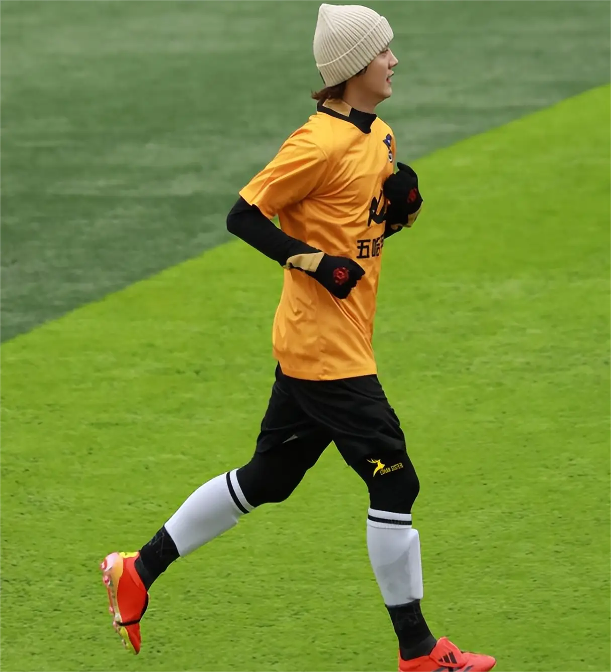 鹿晗现身贵州村超踢进一球疯狂庆祝用经典庆祝动作致敬c罗