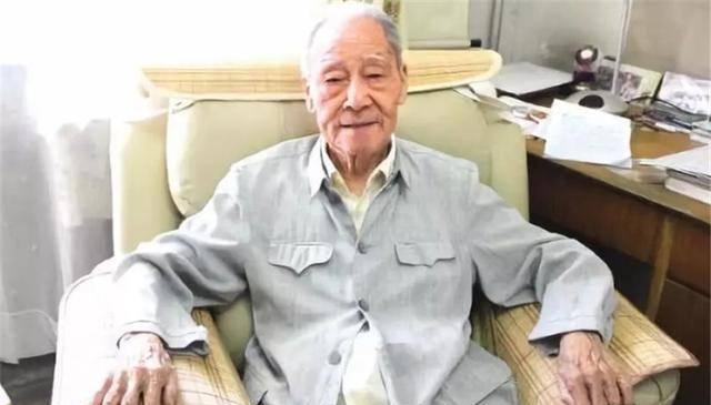 许渊冲第一在外语口译中展露头角,正是在欢迎陈纳德将军的招待会上,另