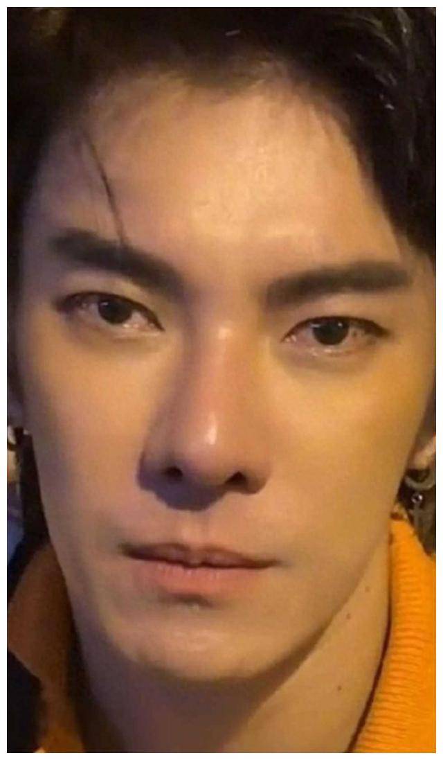 然而,有人提出了一个更有趣的观点,认为小哥其实更像王一博