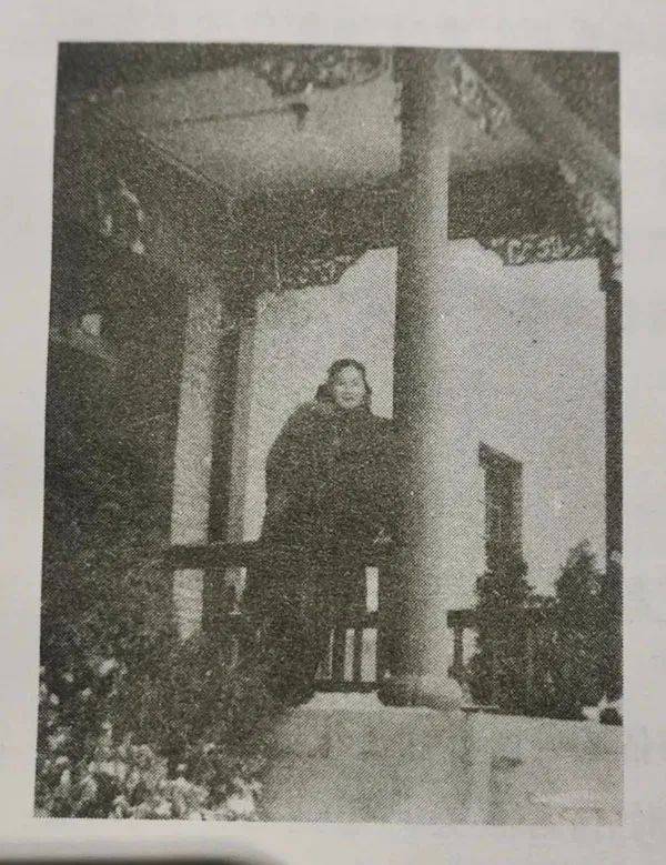 杨秀英老师1954年在大礼堂侧门留影后来杨教授应聘到河南大学,是学校