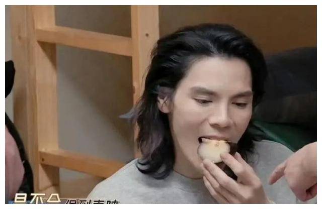 向佐咬下冻梨,展现东北男人的真实魅力,网友赞不绝口!_生活_时光_表情