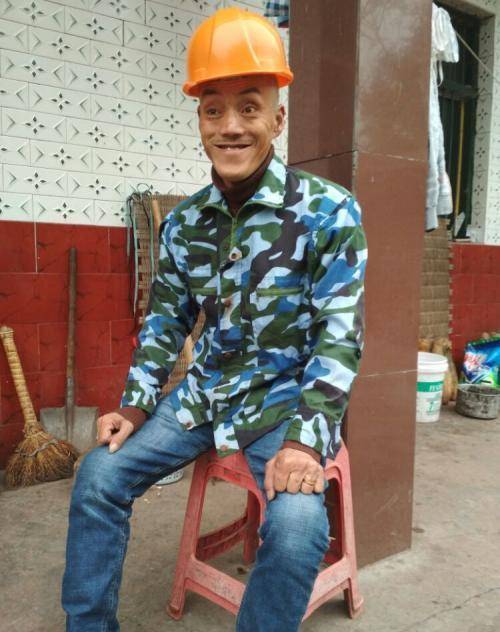 原创他因形似光头强走红暴富后买豪车修新房现热度散去生活惨淡