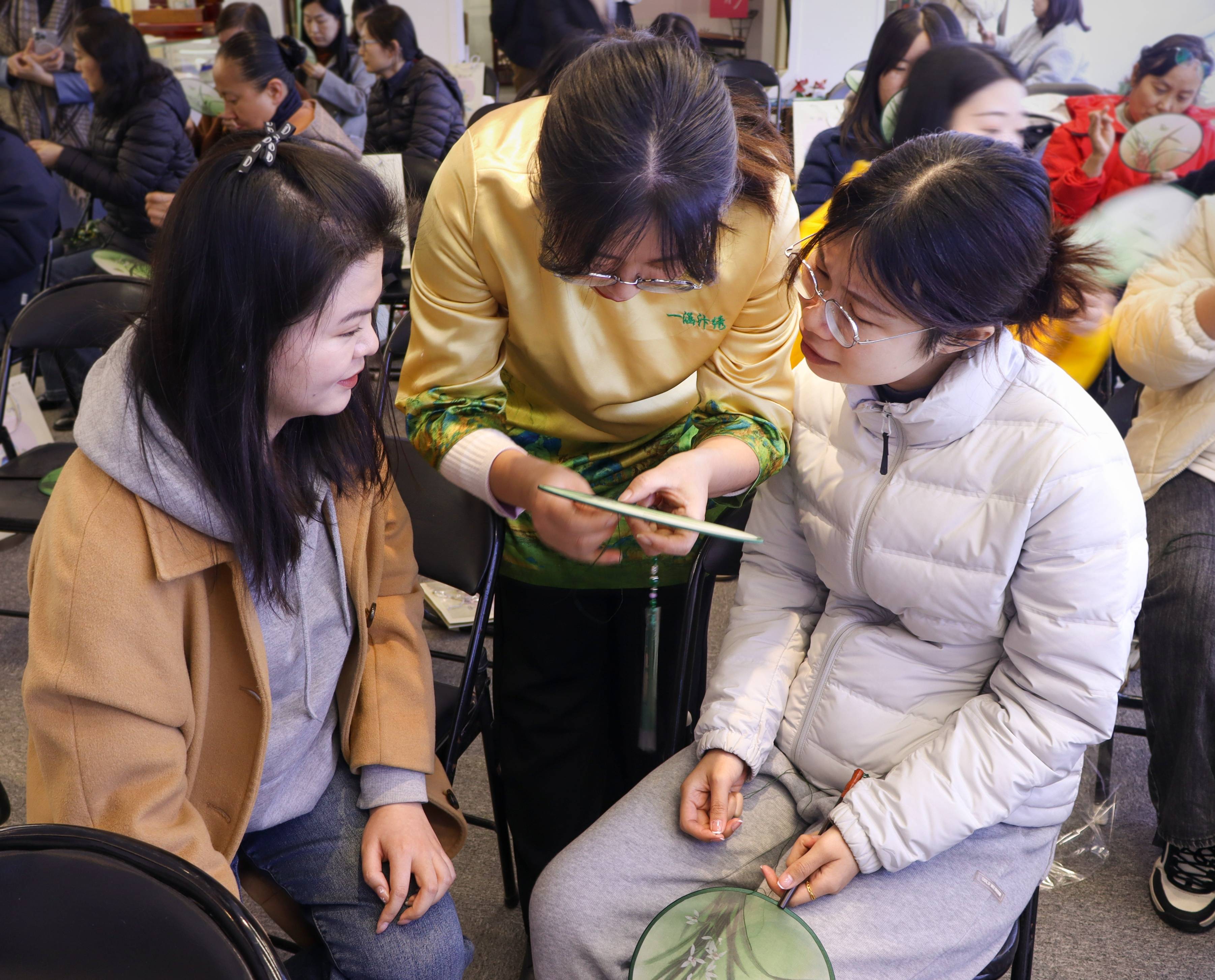 一涵汴绣开展多场三八妇女节刺绣体验活动