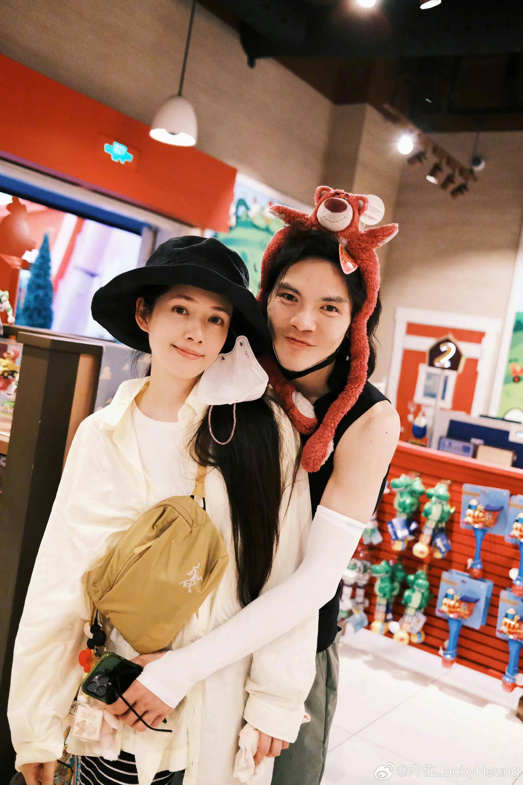 原创向佐晒一家四口出游照全程体贴照顾妻儿和郭碧婷互动恩爱甜蜜