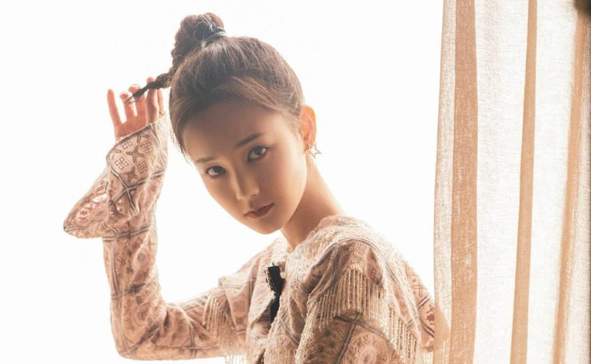 李一桐堪比翁美玲版的黄蓉 灵动的双眸 亮白的直腿 时尚写真太美了