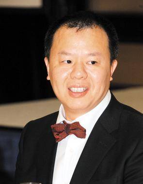 本以卖豆腐为生,父亲突然说在深圳有块地,如今成为百亿富豪_黄茂如