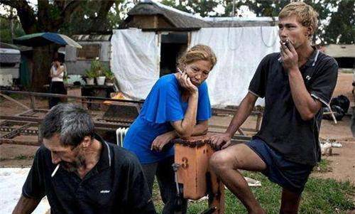 放弃核武器的大国,国家经济跌入深渊,沦为三流小国_南非_白人_原子弹