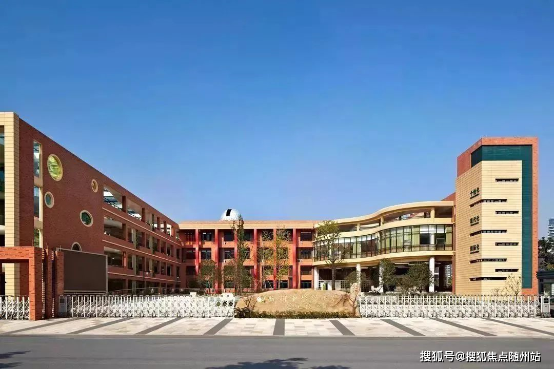 在教育方面,隔壁就是幼儿园和上泗中学,杭州市学军之江小学直线约200