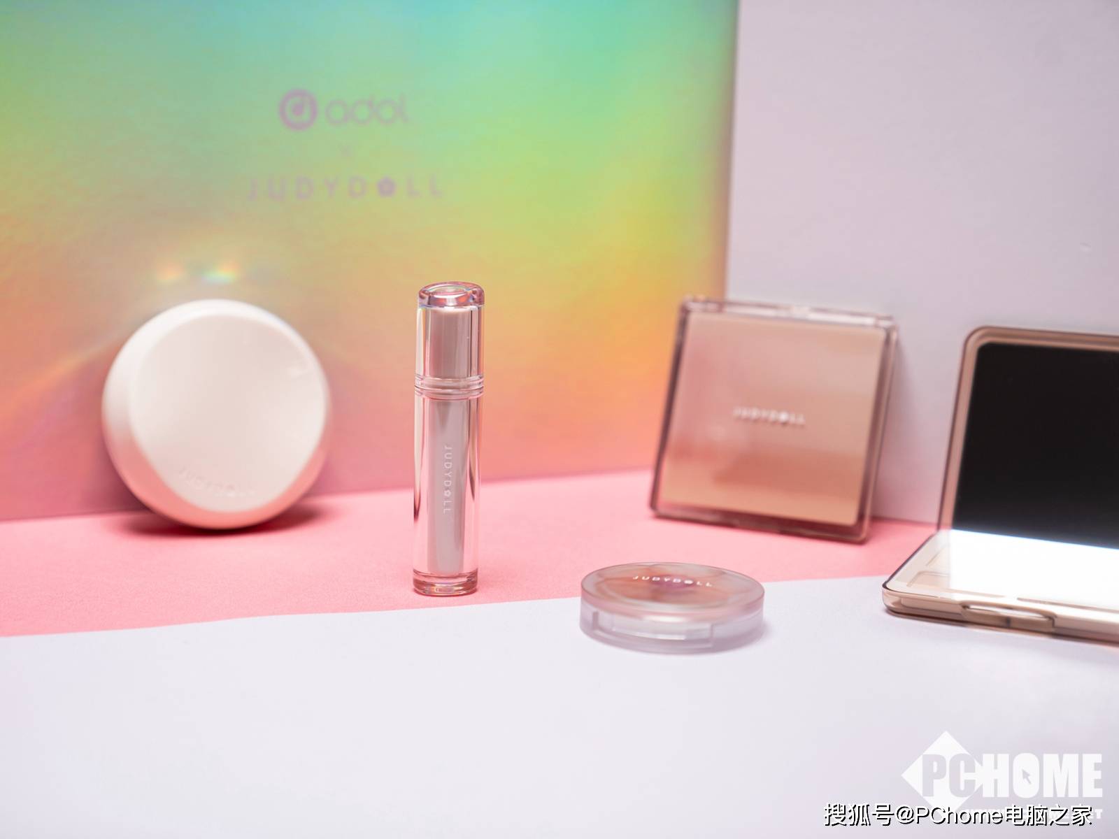 精致的a豆14笔记本与粉嫩的橘朵化妆品套装,称得上是科技的美学与时尚