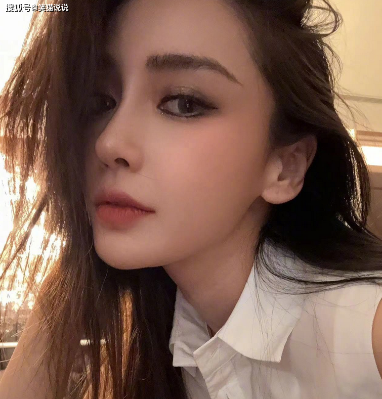 原创杨颖晒照庆贺节日怼脸自拍状态佳儿子小海绵身高快及妈妈肩膀