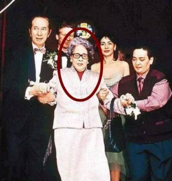 何鸿燊有4个妻子17个子女为何大房一脉死的死疯的疯