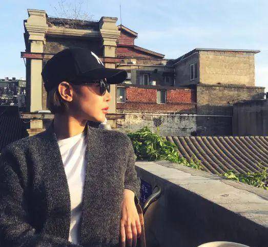 原创宁坐宝马哭也不愿坐自行车上笑的拜金女现在过得怎样了