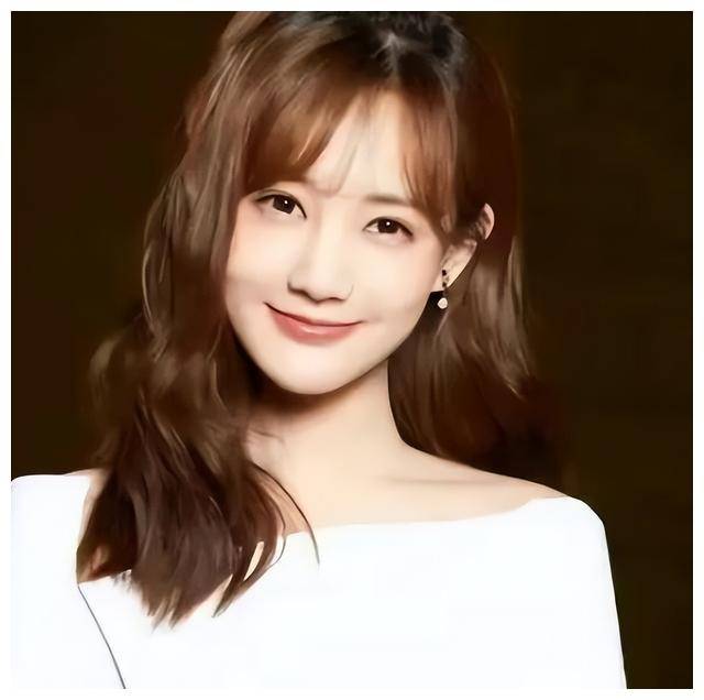 原创李一桐穿金色开叉吊带长裙妩媚动人曲线饱满