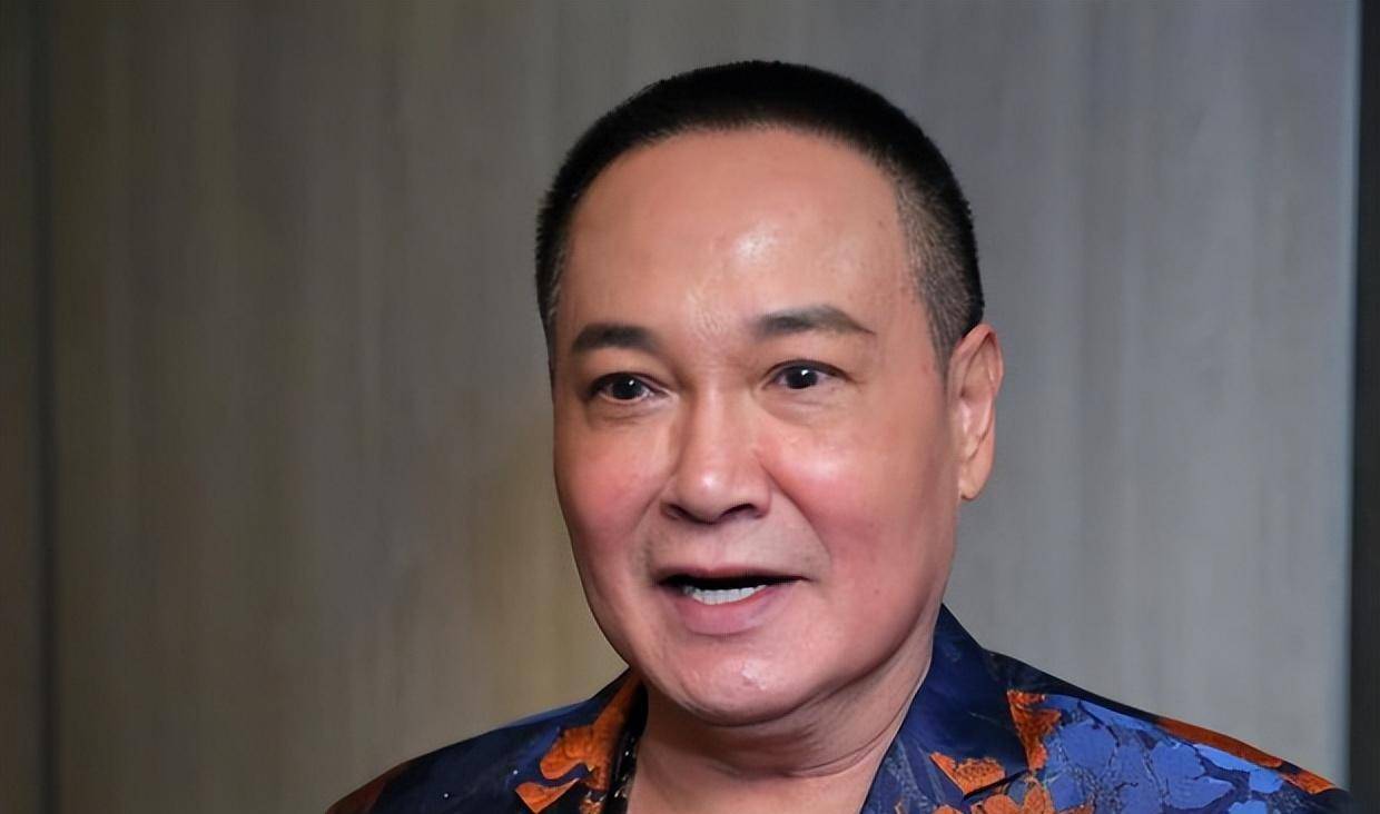 三婚娶了小20岁的罗月伶,有一个儿子,婚姻幸福事业顺利,如今的孟飞