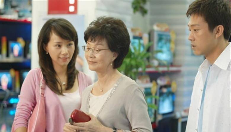 工作几年后,28岁的吴苳遇到了自己的爱情,对方是一位女护士,名叫赵阳