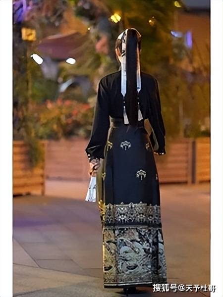 原创社论马面裙的火爆是文化传承的胜利还是商业炒作的狂欢