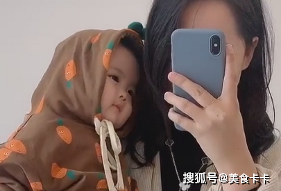 原创辣妈抱娃玩自拍火了萌娃歪头杀的那一刻心都被融化了
