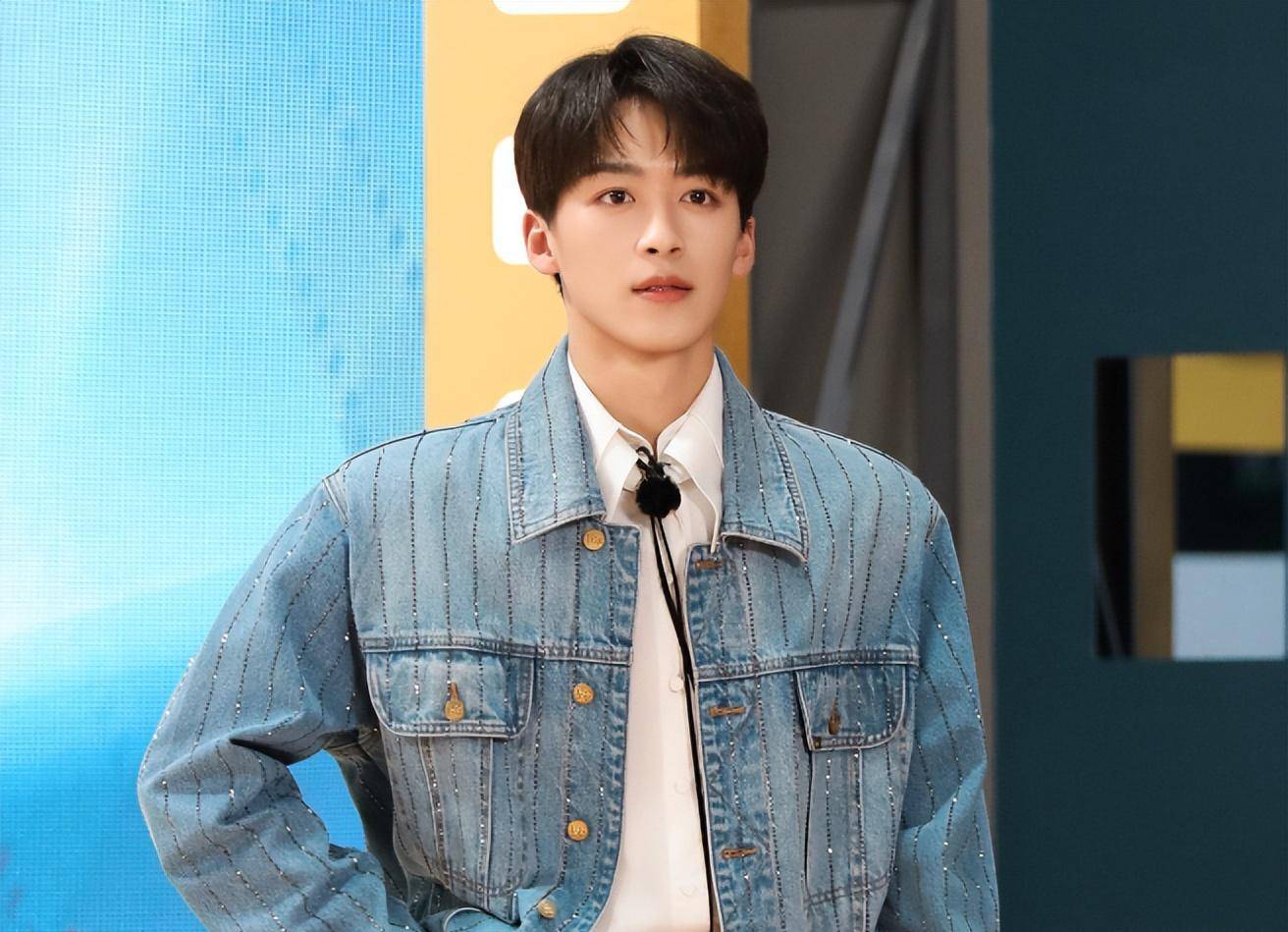 别人都是导师搭戏,只有他是跟学员徐若晗一起的.