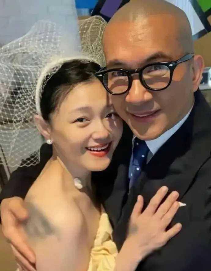 原创太离谱大s还穿着汪小菲买的衣服结婚两年老态尽显白发繁茂