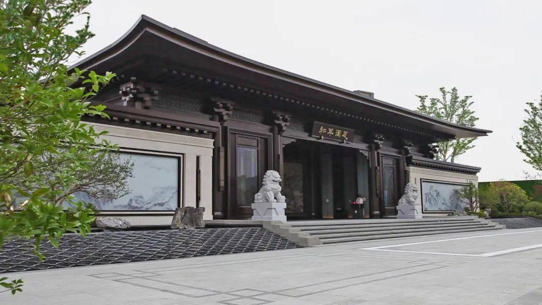 在这里,每一石一水,都无不透露出设计师对于自然和谐美的追求和对传统