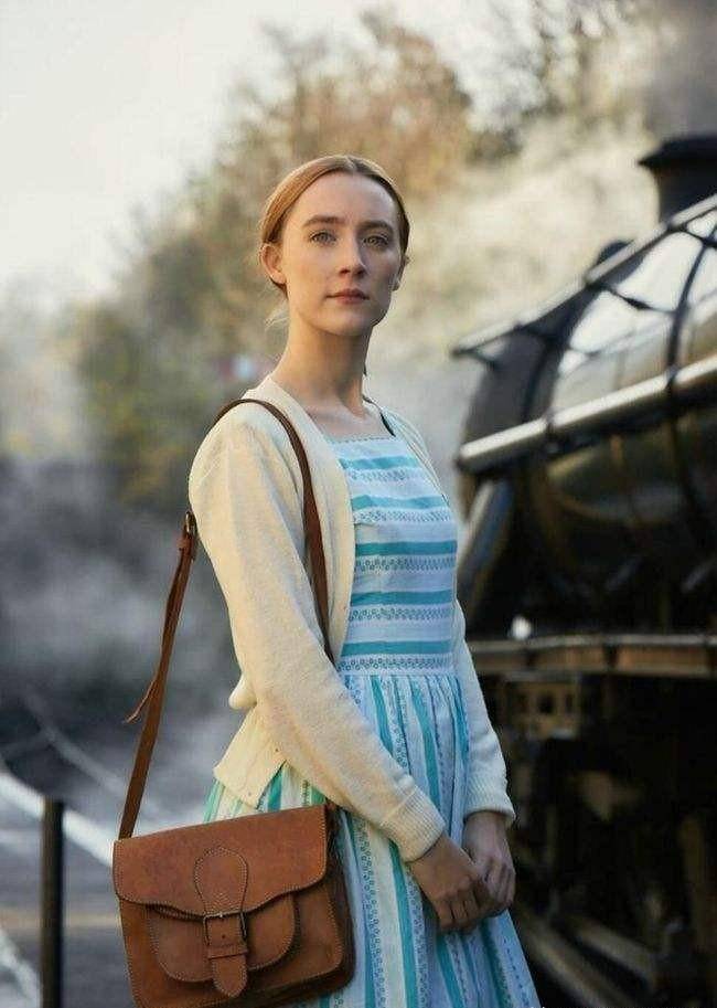 遛狗被星探相中,一部剧火遍全球,美如天仙却自认长得奇怪_安雅·泰勒