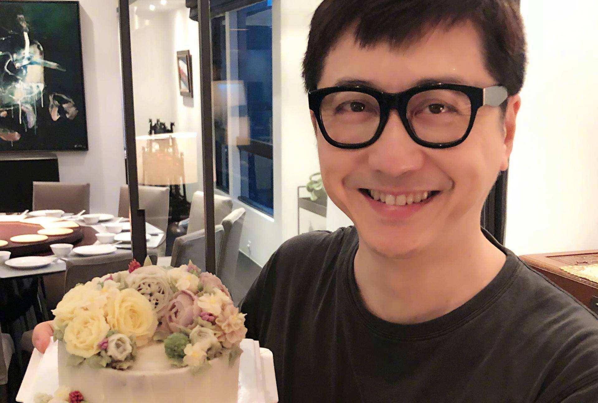 庾澄庆晒出自己的家,装修风格低调普通,但卫生间却太过寒酸