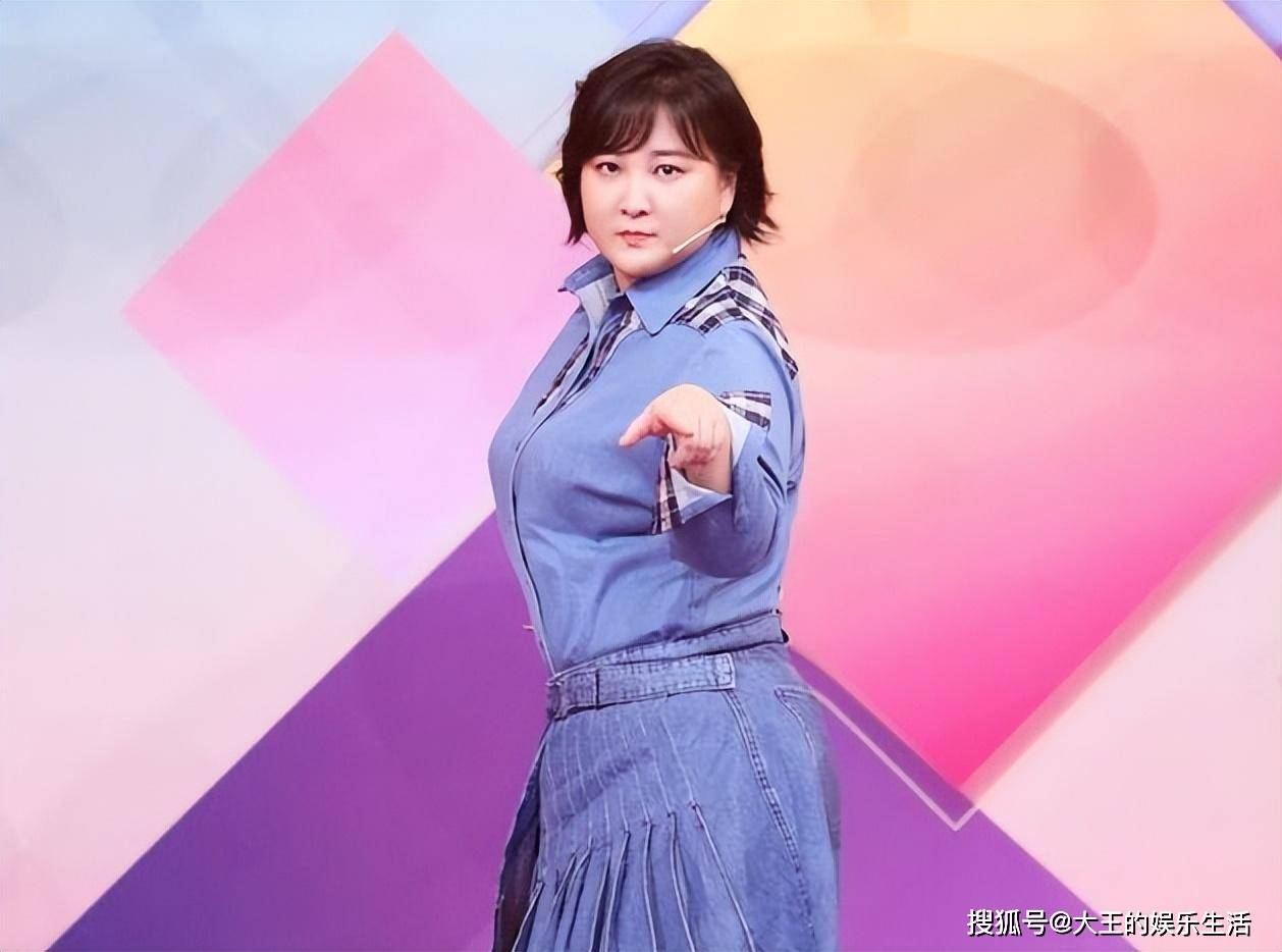 瘦百斤后的贾玲算不算大美女,看看她和张小斐谢楠的合照就知道了