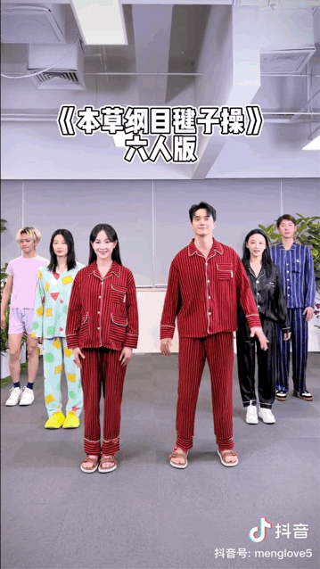 说他俩的婚纱照像鬼片