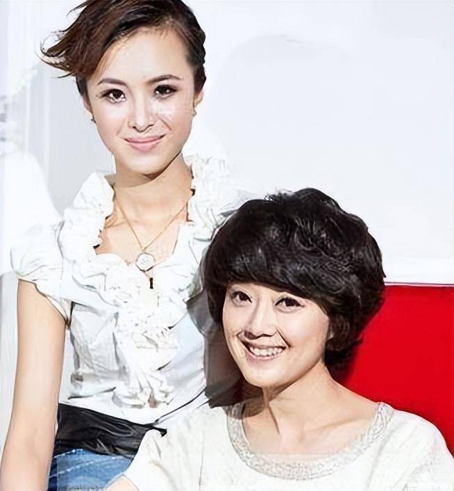 她是央视最美主持人,24岁嫁42岁丈夫,对患病丈夫不离不弃_王萌萌_程雷